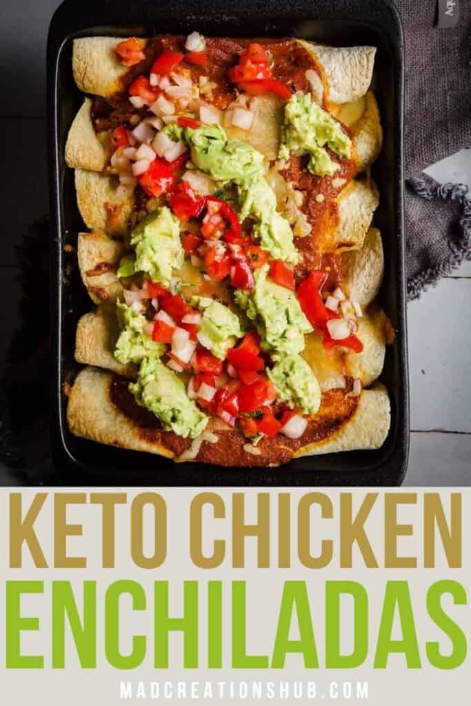 Enchiladas de pollo keto en una sartén de hierro fundido negro en un banner de Pinterest